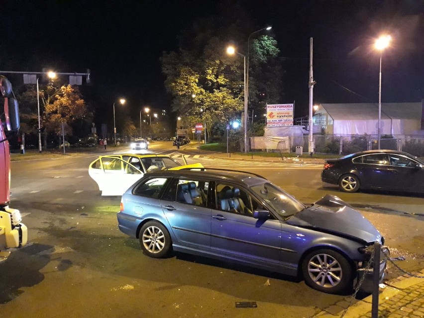 Wypadek BMW i forda na Zachodniej. Dwie osoby w szpitalu 