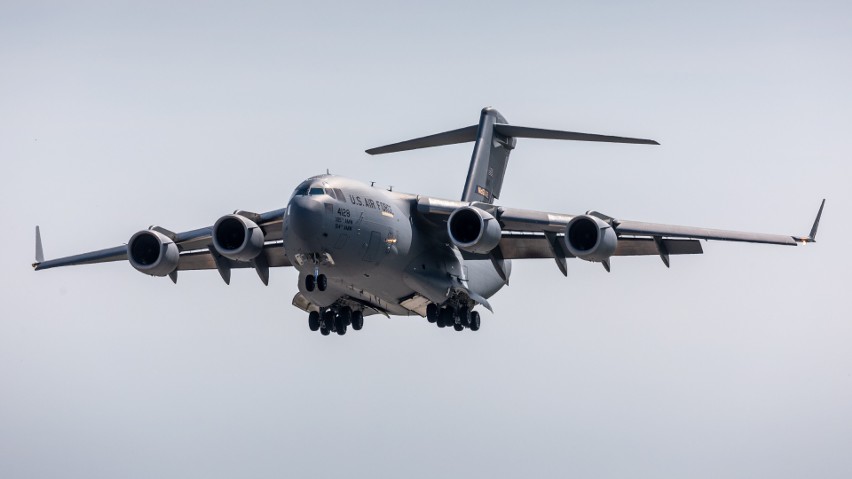 Amerykański samolot wojskowy Boeing C-17A Globemaster III widziany w Trójmieście. Wylądował na lotnisku w Gdańsku! ZDJĘCIA