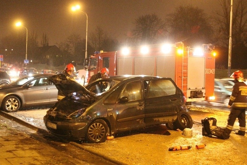 Samochód spłonął na Wróblewskiego [zdjęcia]