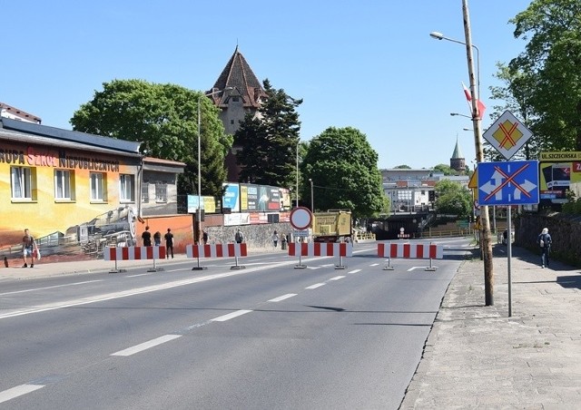 W Stargardzie trzeba jeździć objazdami. Nie ma przejazdu pod wiaduktem w centrum i przez skrzyżowanie ulic Towarowej, Szczecińskiej, 11 Listopada i Bema.