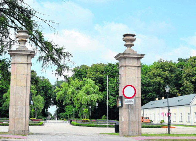Od 1991 roku konecki park nosił imię Tarnowskich. 28 czerwca radni podjęli uchwałę zmieniającą nazwę na imienia Małachowskich