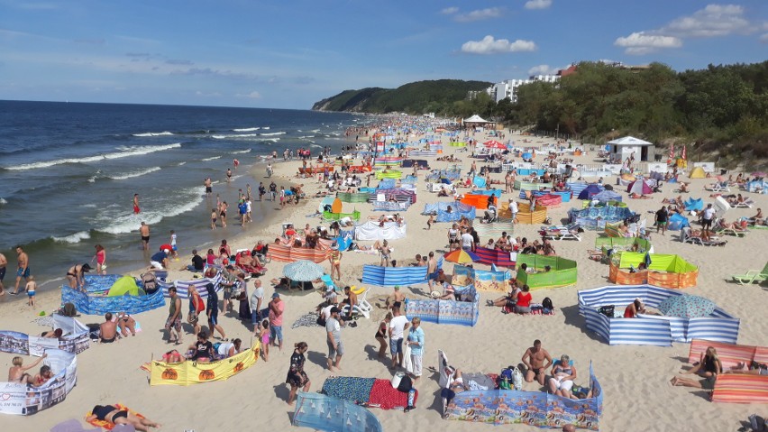 Weekend w Międzyzdrojach. Tłumy na plaży i promenadzie 