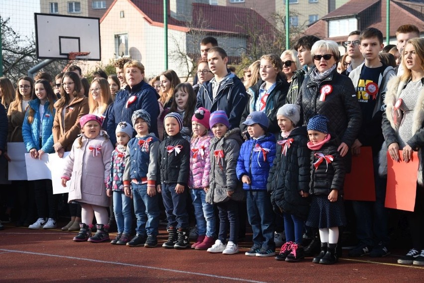 "Rekord dla Niepodległej" w Kielcach. Uczniowie śpiewali hymn w piątek o 11.11 - zobaczcie wideo i zdjęcia