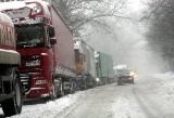 Lubelskie. Kierowcy samochodów ciężarowych toczą nierówną walkę z zimą