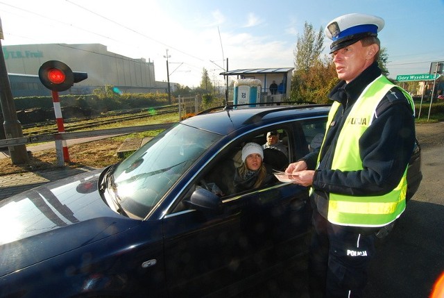 Młodszy aspirant Dariusz Seweryn z wydziału ruchu drogowego Komendy Powiatowej Policji w Sandomierzu, w ramach akcji bezpieczny przejazd &#8211; "Zatrzymaj się i żyj!&#8221; rozdawał w poniedziałek na przejeździe kolejowym w Dwikozach ulotki.