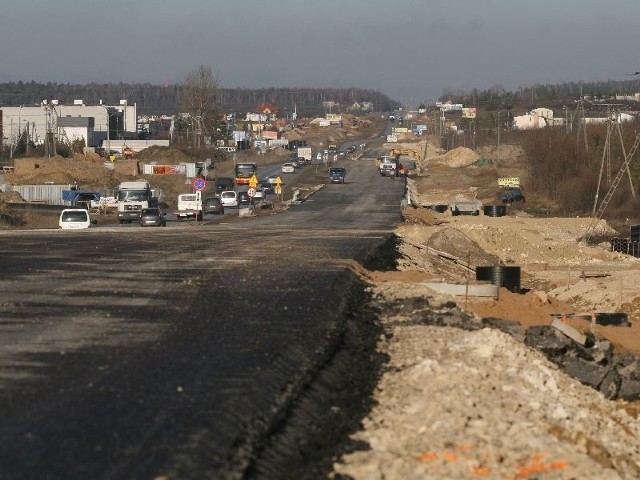 Na budowanej jezdni ulicy Ściegiennego w Kielcach, od strony Bilczy leży już nowy asfalt.