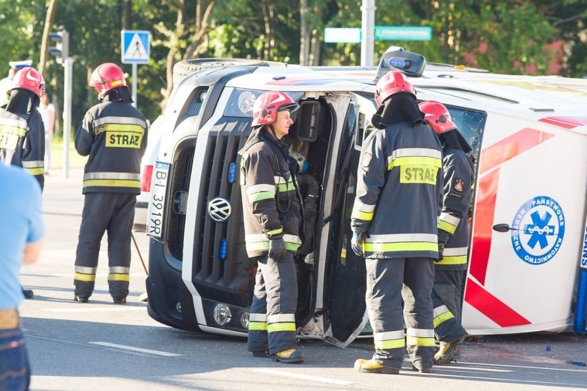 Wypadek karetki pogotowia ratunkowego na skrzyżowaniu...