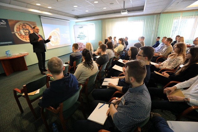 Cel jest jasny: zdobycie doświadczenia i poznanie firmy od środka. Właśnie rozpoczęła się piąta edycja organizowanych przez  „Płatki”, a przeznaczonych dla studentów warsztatów Yes4YETI.Ten program cieszy się coraz większą popularnością, a uczestnicy oceniają go bardzo wysoko - przede wszystkim za walory praktyczne. Tym razem Cereal Partners Poland Toruń-Pacific, producent płatków śniadaniowych Nestlé, do uczestnictwa w warsztatach zaprosił studentów Uniwersytetu Mikołaja Kopernika, Wyższej Szkoły Bankowej i bydgoskiego Uniwersytetu Technologiczno-Przyrodniczego. Będą oni mogli zapoznać się z działalnością firmy funkcjonującej w międzynarodowym środowisku biznesowym, jej organizacją i codzienną praktyką gospodarczą.Zobacz także: Weekend w Toruniu. Kolejne imprezy w Bajka Disco Club w Toruniu [ZDJĘCIA]- Nowością tegorocznej edycji jest włączenie w cykl warsztatów działów technicznych i produkcyjnych firmy oraz logistyki - mówi Jarosław Szczepanowski z CPP Toruń - Pacific. - Studenci poznają zasady organizacji pracy skomplikowanego organizmu, wytwarzającego wyroby śniadaniowe.W tym roku udział w programie Yes4YETI  zadeklarowało ponad 90 studentów. Cykl obejmuje kilkadziesiąt godzin zajęć warsztatowych w siedzibie firmy w Toruniu i w lubickiej fabryce produkującej zbożowe batoniki. Całość zakończy się opracowaniem projektu, który zostanie oceniony przez przedstawicieli firmy. Autorzy najlepszych prac mogą liczyć na drobne nagrody oraz możliwość odbycia w firmie stażu. Zobacz także: TOP 10 najlepszych klubów i pubów na starówce w Toruniu [ZDJĘCIA]Warsztaty zainaugurowało spotkanie z Wojciechem B. Sobieszakiem, prezesem „Płatków”, który zaprezentował wyniki sprzedaży firmy i przybliżył dane na temat rynku zbożowych wyrobów śniadaniowych.NowosciTorun