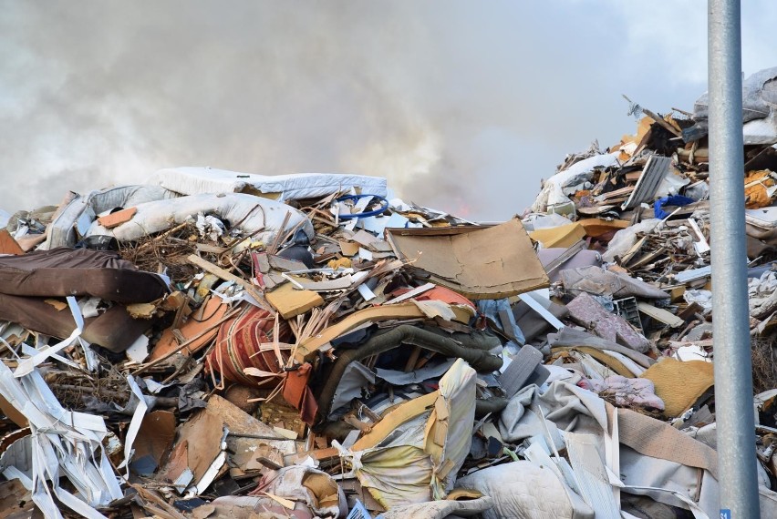 Pożaru na składowisku odpadów w Sławięcicach. Ogień na wysypisku rozprzestrzenił się błyskawicznie. Znamy szczegóły