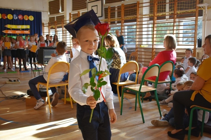W Rusinowie uczniowie wręczyli kwiaty swoim nauczycielom.