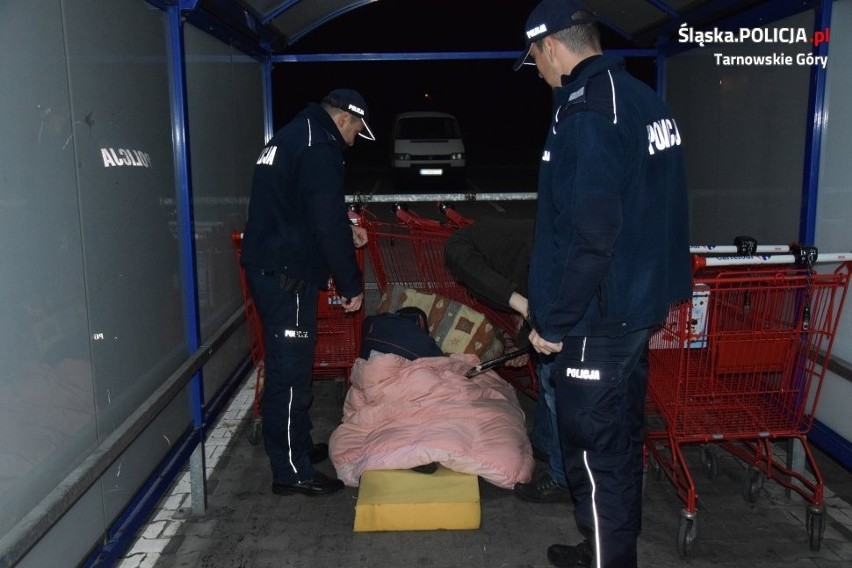 Funkcjonariusze z Tarnowskich Gór pomagają bezdomnym