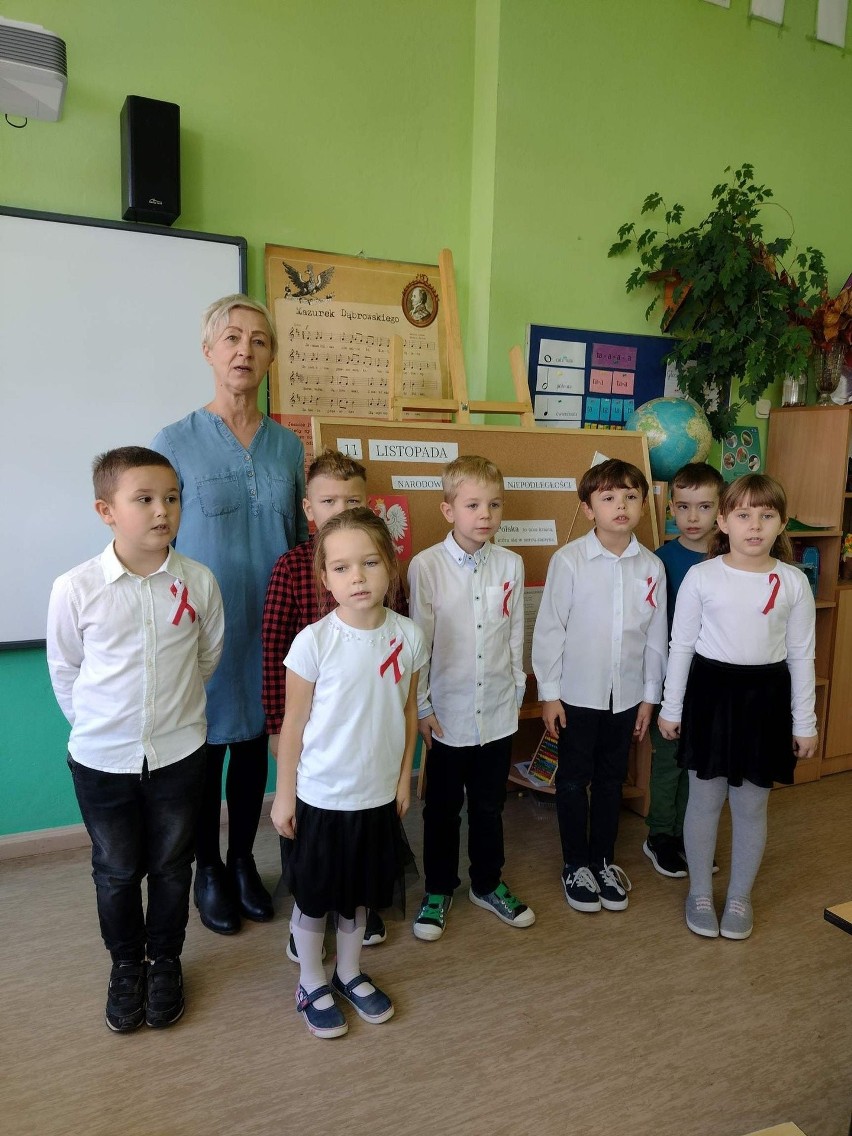 Uczniowie z Miedzierzy śpiewali hymn w rocznicę odzyskania niepodległości [ZDJECIA]