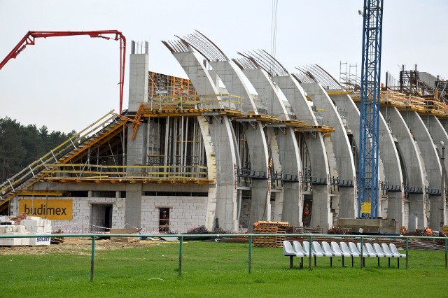 Widok budowanej trybuny stadionu piłkarskiego od strony północnej, to ciekawa architektonicznie konstrukcja