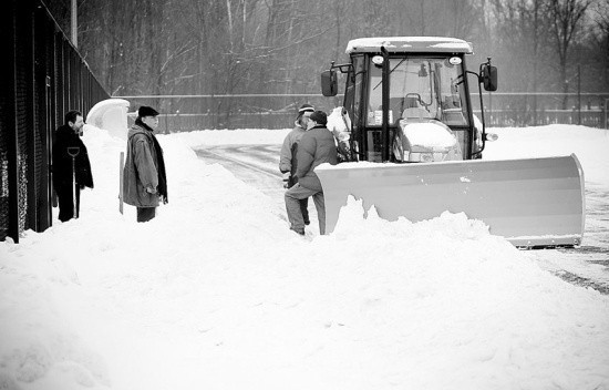 Czy w odśnieżeniu głównej płyty boiska przy al. Unii pomoże traktor z pługiem?