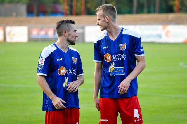 Obrońcy: Łukasz Winiarczyk (z lewej) i Aleksander Kowalski na pewno w najbliższym meczu z GKS-em Bełchatów nie zagrają.