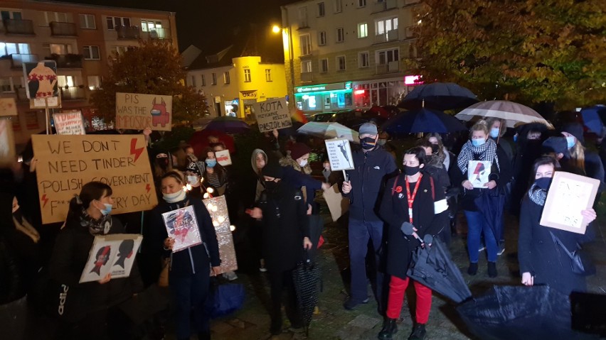 Powiększa się Strajk Kobiet w Strzelcach Opolskich. Uczestnicy protestowali pomimo deszczu