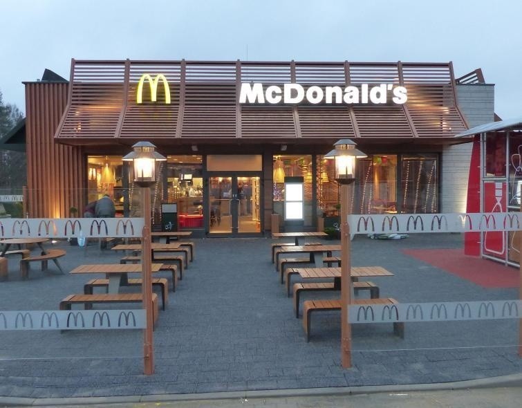 Nowy McDonalds i Miejsce Obsługi Podróżnych przy ekspresowej...