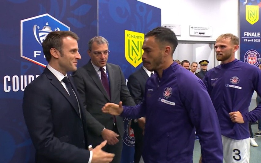 Prezydent Francji, Emmanuel Macron życzył piłkarzom obu...