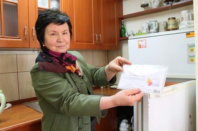 Marta Wiora z Gogolina trzyma swoją kopertę życia w lodówce. Formularz i samą kopertę dostała od gminy, która wypromowała pomysł wśród seniorów.