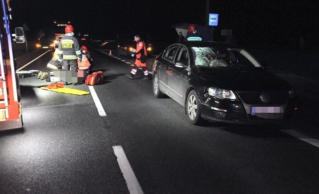 Do tragicznego w skutkach wypadku doszło w czwartek, tuż przed godziną 21.00., na 83 km drogi krajowej nr 5. Kierowca Volkswagena Passata, który jechał w kierunku Szubina potrącił pieszego. Do wypadku doszło w miejscu nieoświetlonym, a pieszy nie posiadał żadnych elementów odblaskowych.Mężczyzna, mimo przeprowadzonej reanimacji nie przeżył. Kierowca volkswagena, 38-letni mieszkaniec Wrześni był trzeźwy i nie doznał żadnych obrażeń ciała.Droga w miejscu wypadku jest zablokowana, prowadzone są objazdy przez Słupy i Chomętowo. (FIAŁ)Prognoza pogody na 11.03.2016/TVN Meteo Active/x-news