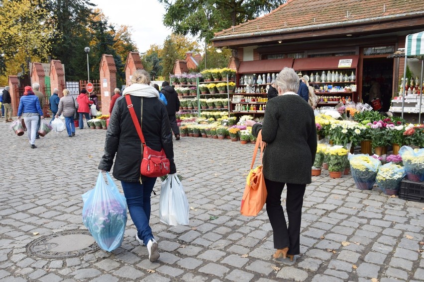 Porządki na cmentarzach. Tak jest na Grabiszynku [ZDJĘCIA]