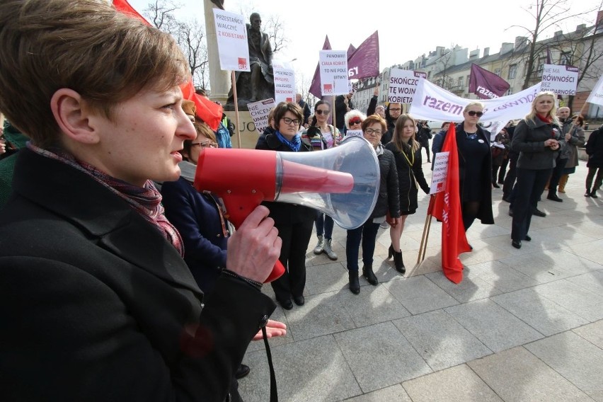 Manifestacja w Kielcach w obronie praw kobiet 