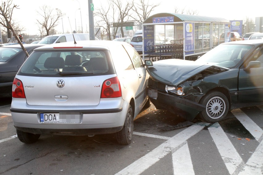 Zderzenie trzech samochodów na parkingu pod Castoramą (ZDJĘCIA)