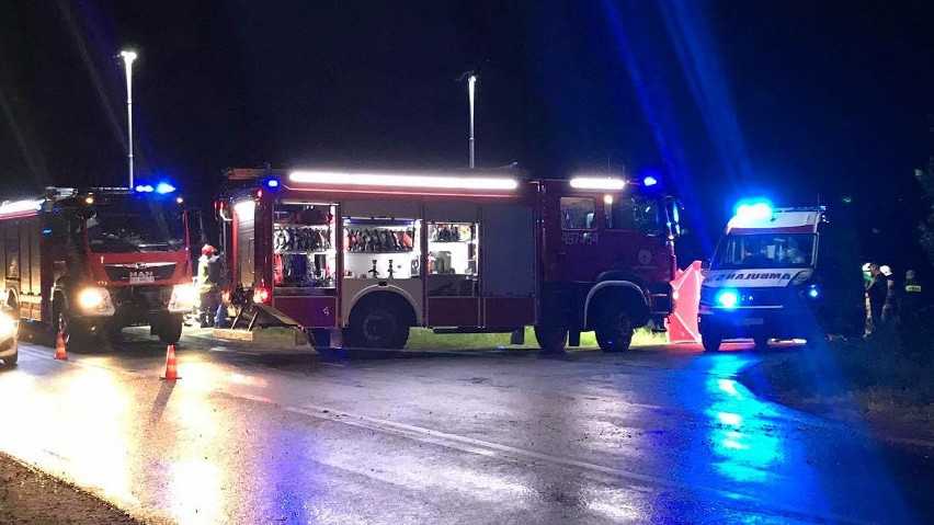 Podtatrze. Tragiczny wypadek w Frydmanie. Młody mężczyzna zmarł po tym, jak jego samochód dachował w potoku