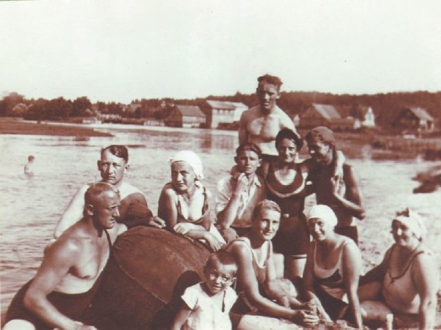 Początek lat 60. na plaży w Dzikich. Antoni Dąbrowski (z lewej) był zapaśnikiem (w 1931 r. zdobył mistrzostwo w Wilnie w wadze ciężkiej), a później szkoleniowcem Klubu Sportowego Kolejarzy Ognisko. Po wojnie reaktywował zapasy w Białymstoku.