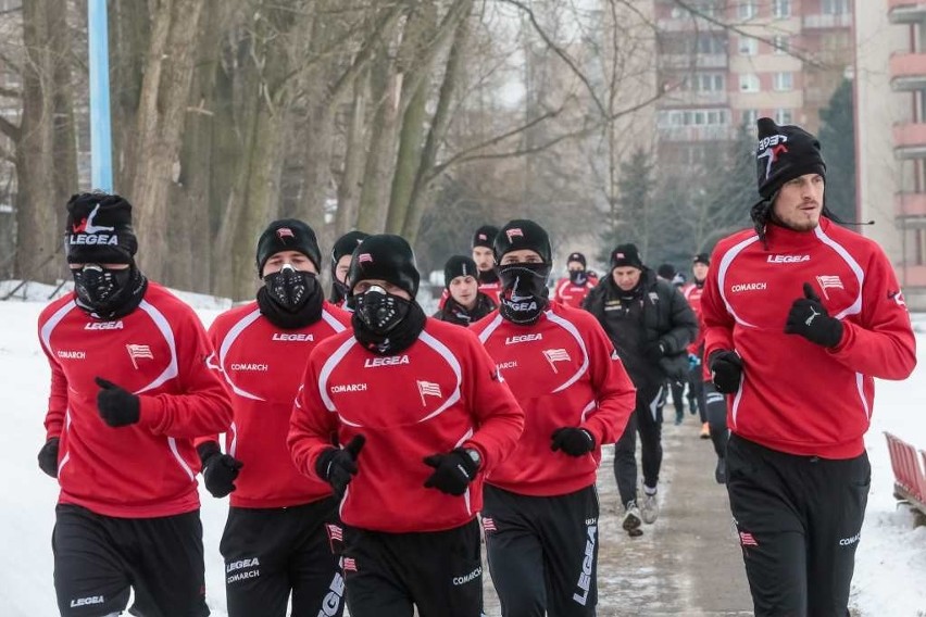 Cracovia w maskach, bez Miroslava Covilo. Gdzie utknął Serb? [ZDJĘCIA]