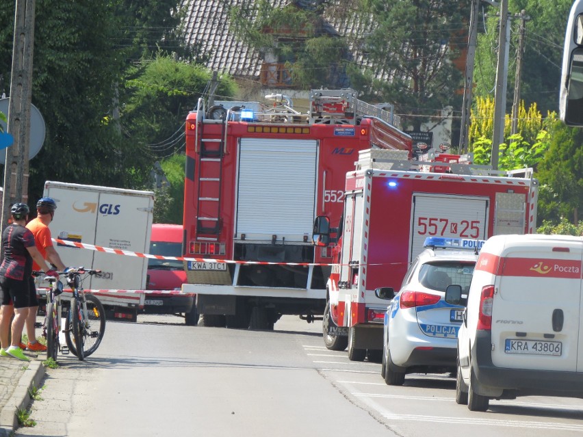 Pociąg osobowy zepchnął pocztowy samochód z torowiska. Auto...