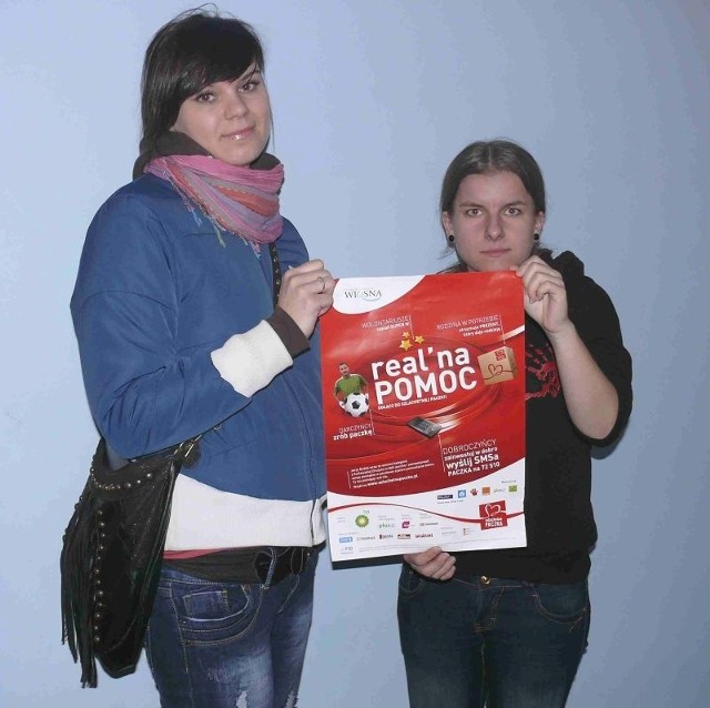 Ewa (z lewej) i Joanna z plakatem reklamującym akcję. Bierze w niej udział słynny "Real Madryt&#8221;. 
