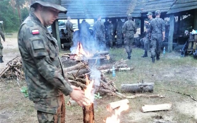 Terytorialsi podczas ćwiczeń w Puszczy Kozienickiej rozpalali różnego rodzaju ogniska.