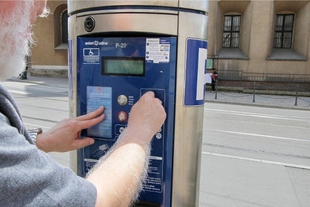 W Nowym Targu pojawiło się więcej parkomat&oacute;w. Od 2 listopada urządzenia działają, w kierowcy muszą uiszczać opłatę za post&oacute;j