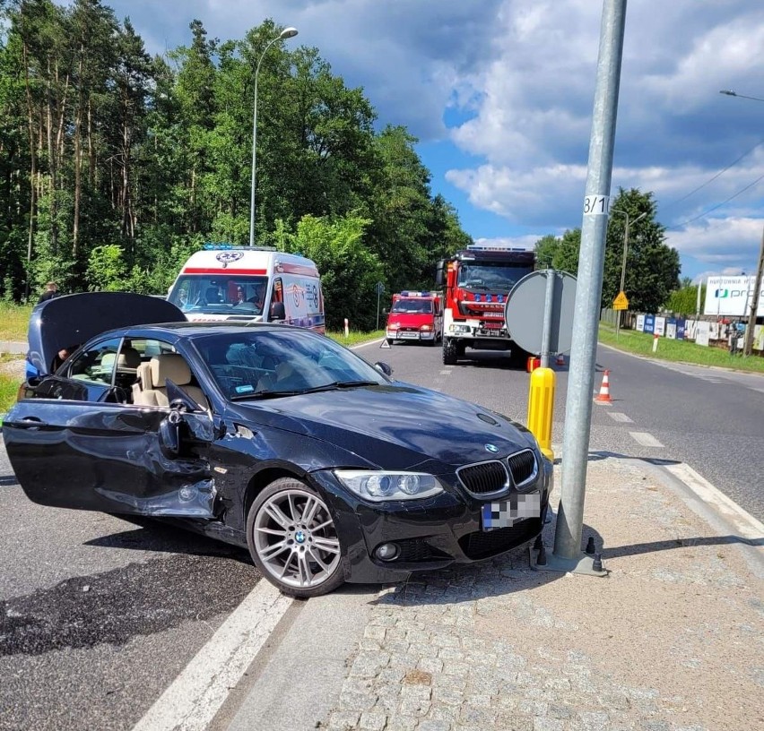 Na skrzyżowaniu  przy ekspresowej S7 w Skarżysku zderzyły się BMW i seat. Duże zniszczenia, Zobacz zdjęcia