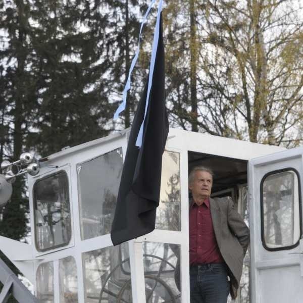 Po Odrze pływają barki z czarnymi flagami i łopocącymi na nich dwiema błękitnymi wstążkami.