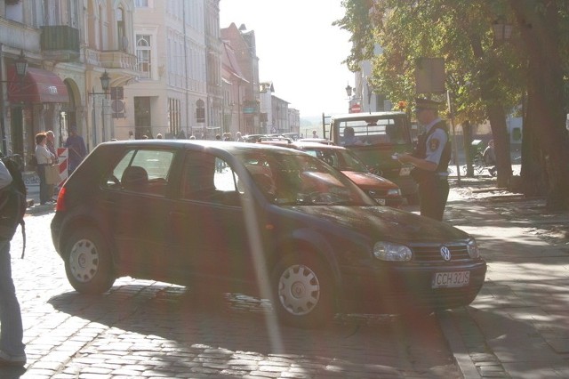 Strażnik miejski Mariusz Błaszkiewicz wypisał wczoraj na rynku wiele mandatów. Gdy tylko odszedł, w tym samym miejscu parkowali kolejni kierowcy.