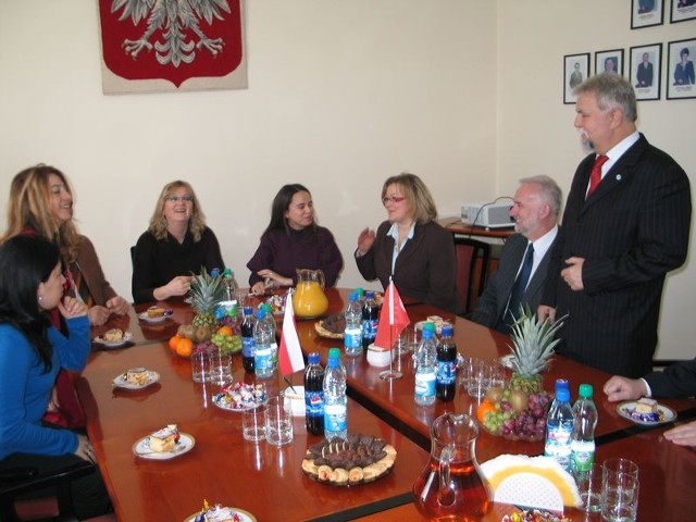 Podczas spotkania z Janem Dziubińskim prezydentem Tarnobrzega, (pierwszy z prawej) nauczyciele z Turcji dzielili się swoimi wrażeniami z pierwszych godzin pobytu w Polsce i samym Tarnobrzegu.