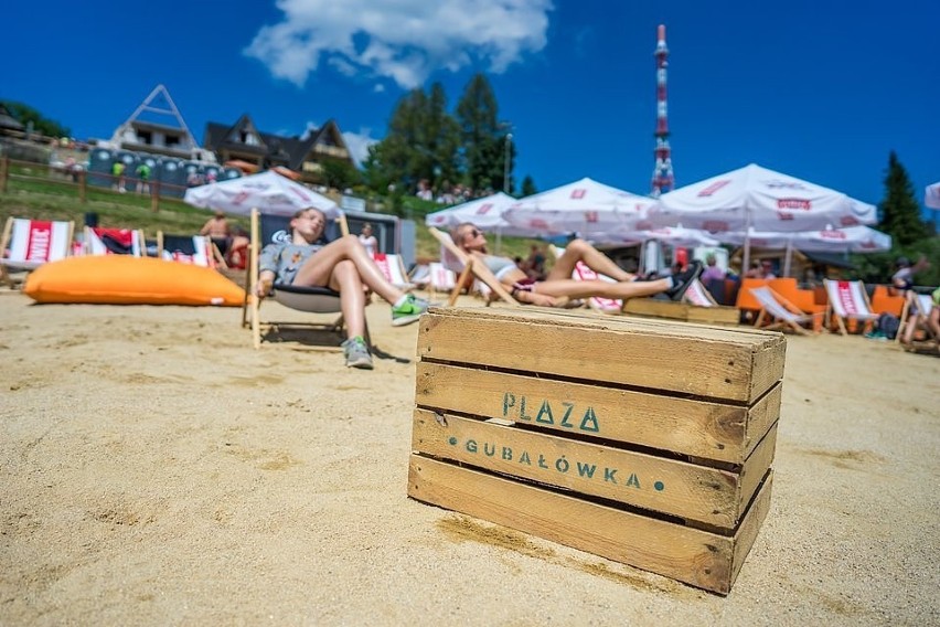 Zakopane. Na Gubałówce powstaje plaża z widokiem na panoramę tatrzańskich szczytów