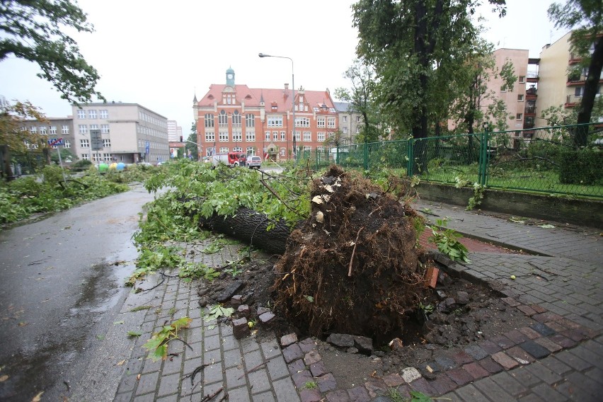 Nad Chorzowem przeszła trąba powietrzna, szkody są też w...