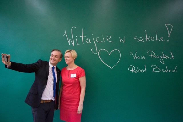 Dyrektorka szkoły Jolanta Banaszkiewicz poprosiła prezydenta by jako pierwszy napisał coś na „tablicy”, czyli ścianie wymalowanej zieloną farbą, po której będą pisać uczniowie i nauczyciele.