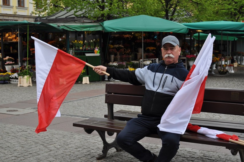 Wrocław: Dzień Flagi na pl. Gołębim (ZDJĘCIA)
