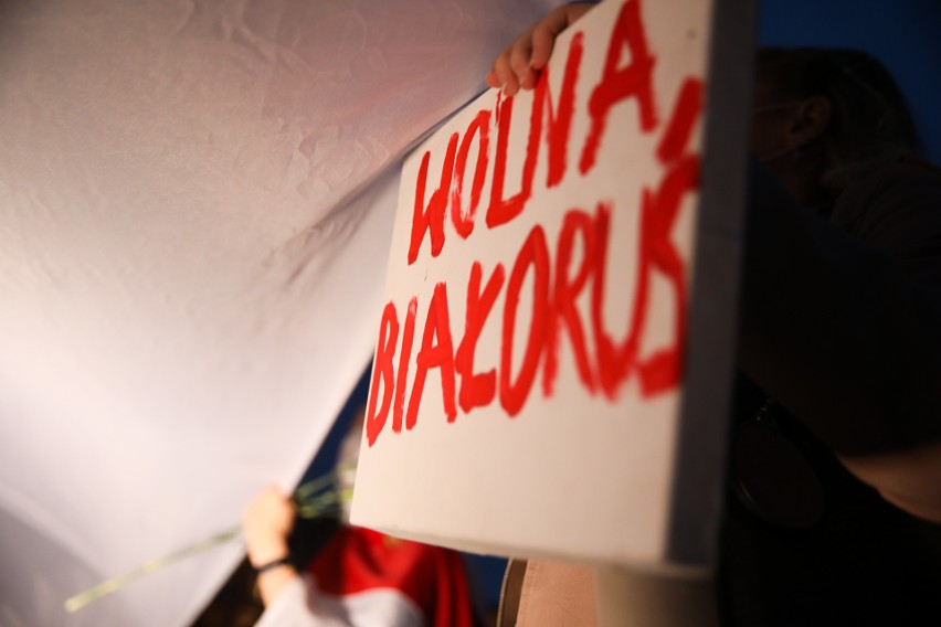 Kraków. Marsz solidarności z kobietami na Białorusi. "My, kobiety z Białorusi, apelujemy do kobiet z całego świata o pomoc" [ZDJĘCIA]
