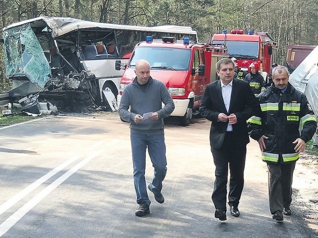 Na miejscu wypadku byli, minister zdrowia Bartosz Ałukowicz (w środku) i wojewoda Marcin Zydorowicz (z lewej).