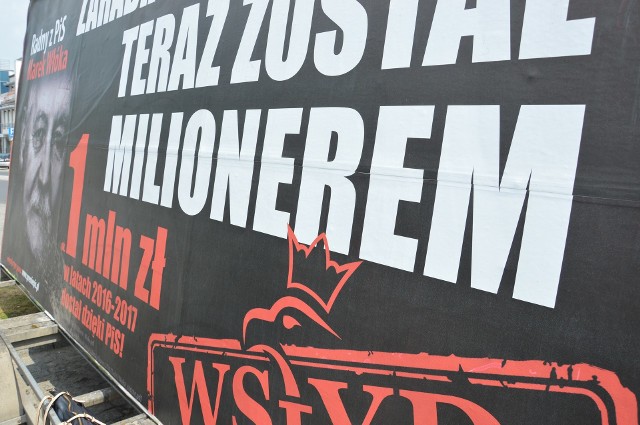Konwój wstydu w Piotrkowie. Kolejna akcja PO z billboardami o zarobkach polityków PiS. Bohaterem radny Marek Włóka