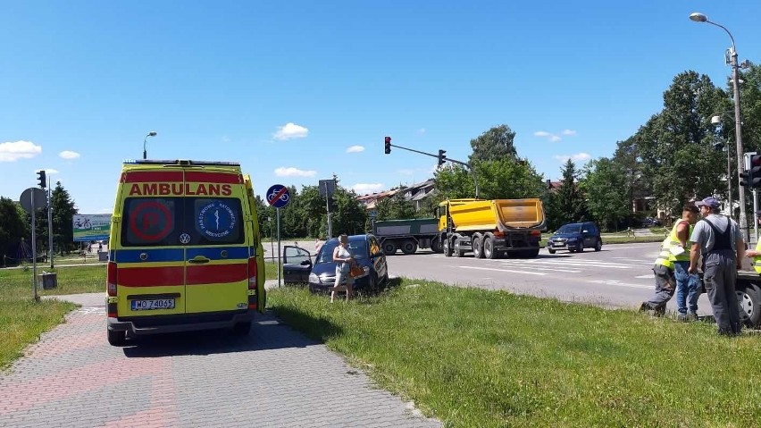 Ostrołęka. Kolizja na skrzyżowaniu Brata Żebrowskiego/Goworowskiej/Pomian. 14.06.2021. Zdjęcia