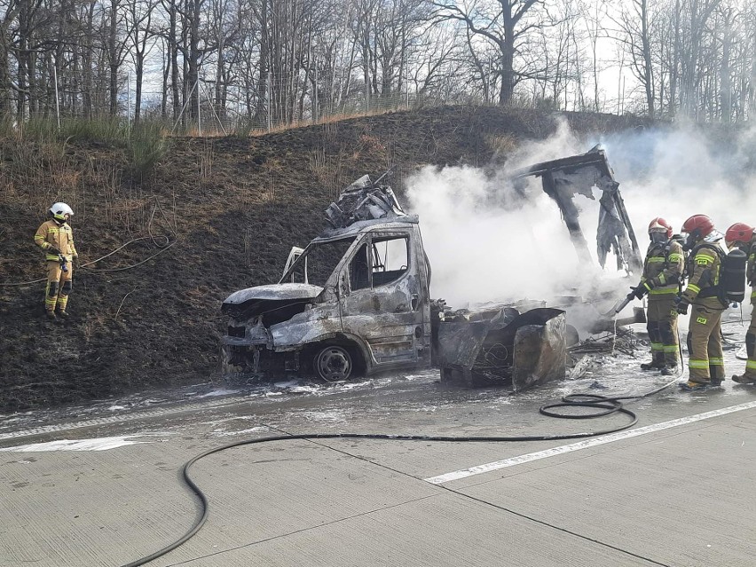 Pożar busa na autostradzie A4 pod Lubiatowem. Droga w stronę Zgorzelca zablokowana