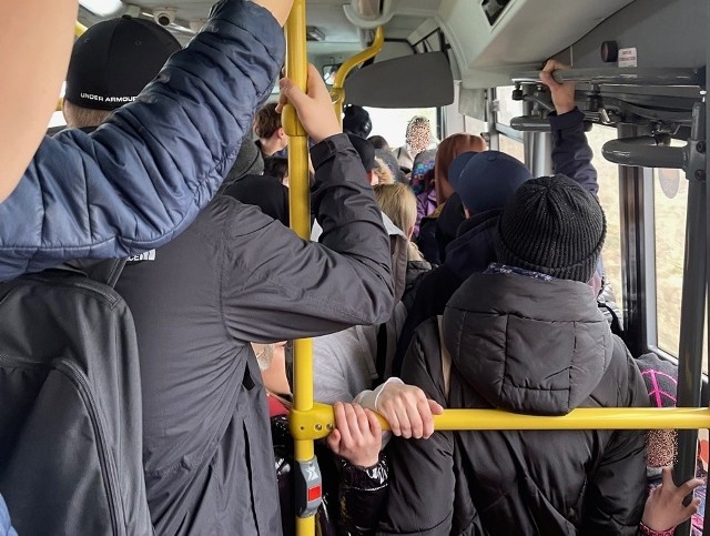 Potworne warunki jazdy dotyczą osób, którym w ogóle uda się wsiąść do autobusu. Okazuje się, że nawet to nie jest takie proste.