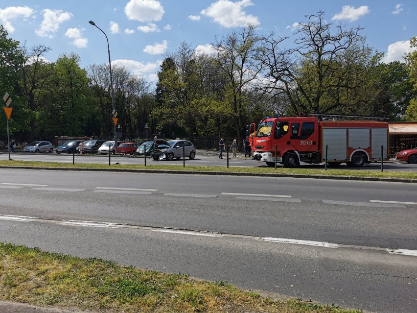 Groźny wypadek w Poznaniu. Samochód zderzył się z motocyklem...