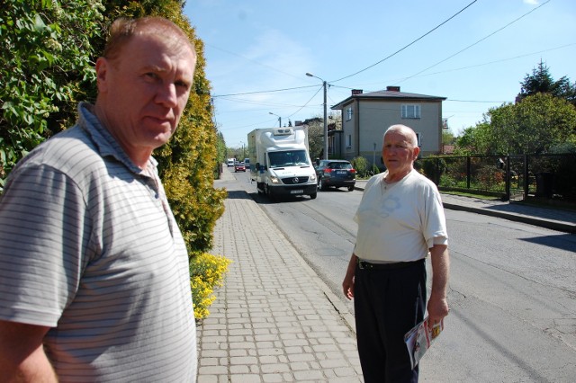 Tadeusz Kawa (z lewej) i Stanisław Gadziała przy ul. Tuwima. Kiedyś była to spokojna, osiedlowa uliczka. Teraz samochody jeżdżą po niej na okrągło - w dzień i w nocy, ku rozpaczy mieszkańców